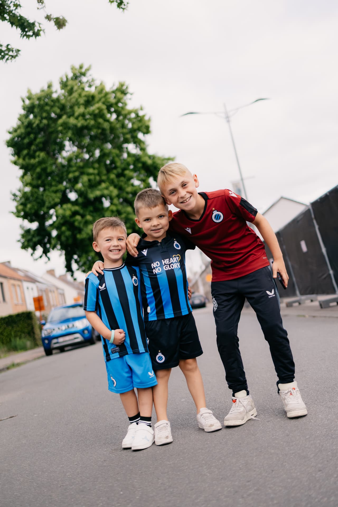 Drie jonge Club Brugge supporters in hun Club-shirt